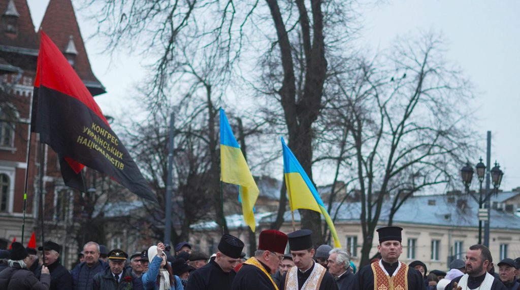 Kadr z nagrań z uroczystości pod pomnikiem Stepana Bandery we Lwowie 1 stycznia 2024 r.